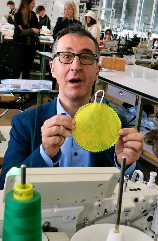 Cem Özdemir an der Nähmaschine