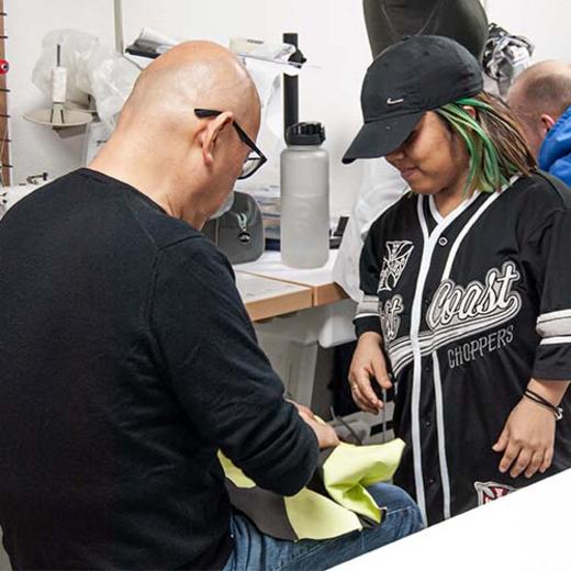 Shingo Sato erklärt etwas einer Schülerin