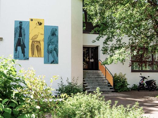 Gebäude 2 - In der Au - Teil des Gebäudes von außen mit Haupteingang