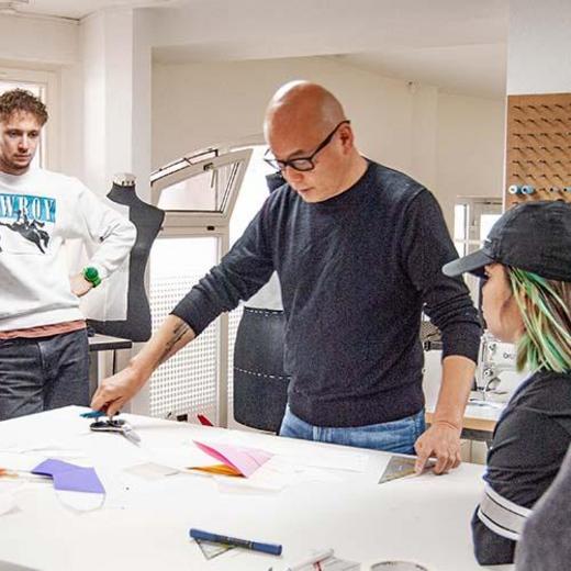 Shingo Sato erklärt etwas den Schüler