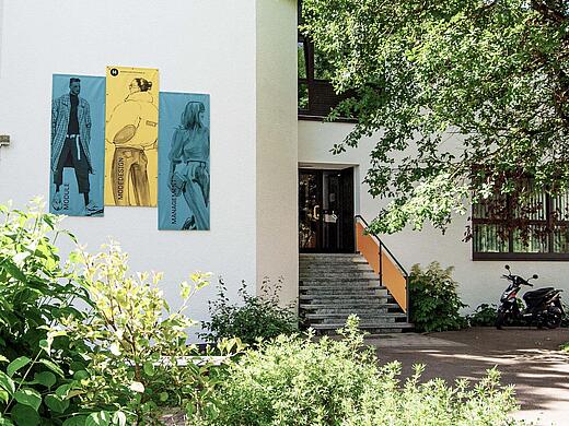 Gebäude 2 - In der Au - Teil des Gebäudes von außen mit Haupteingang