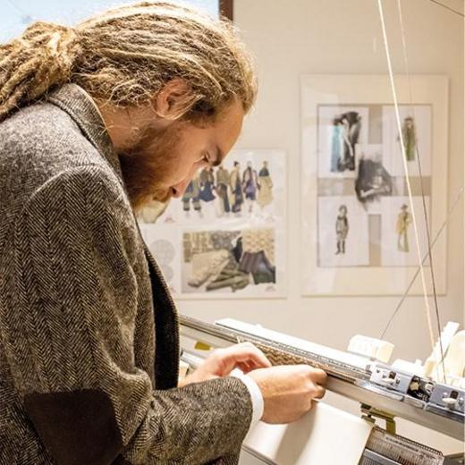 Schüler arbeitet an der Strickmaschine