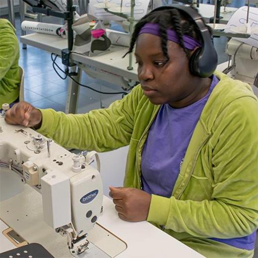 Schülerin an der Nähmaschine