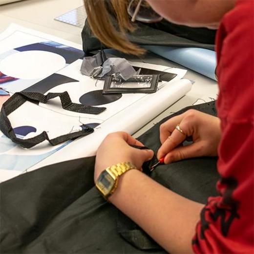 Schülerin mit Stecknadeln