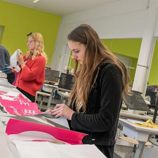 Schülerin die ein Schnitt vorbereitet