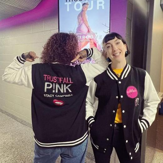 zwei Damein in pink fan hoodies