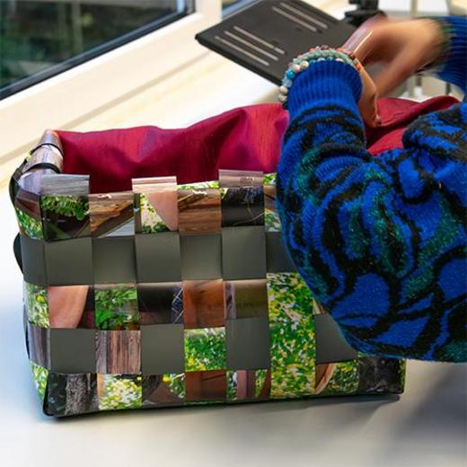 Schülerin die eine Tasche zusammensteckt