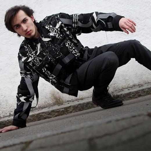 junger Mann in extravagenter Mode