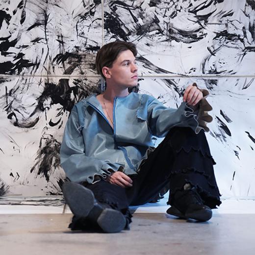 junger Mann mit hellblauer Lederjacke