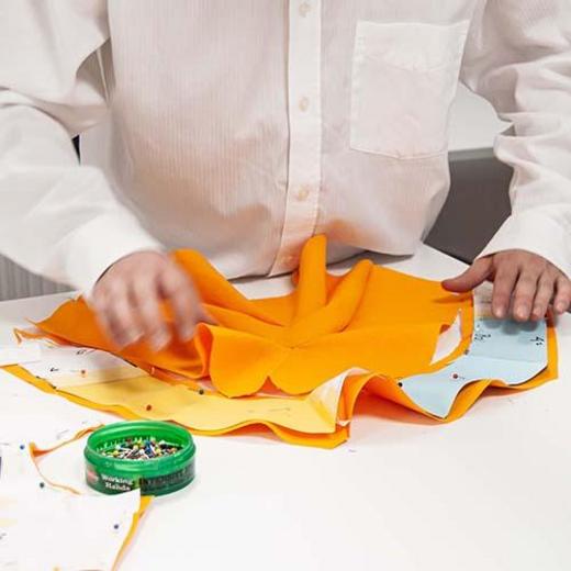 Schüler steckt Stoffe zusammen