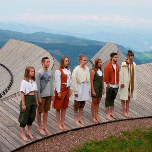 sieben Models nebeneinander männlich und weiblich