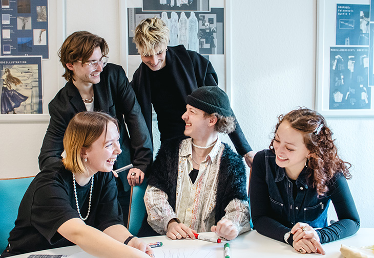 Schüler halten ein Meeting ab
