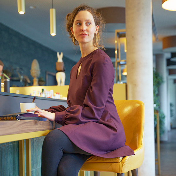 Model sitzt am Bartresen