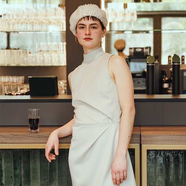 Model steht am Tresen