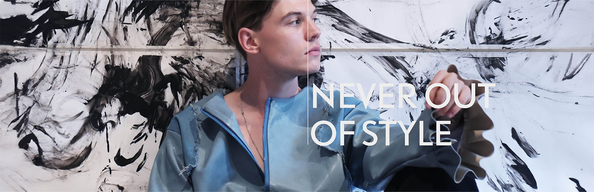 junger Mann lehnt sich sitzend an die Wand