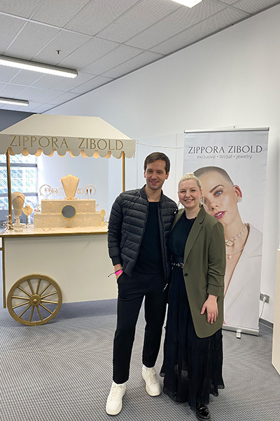 junger Mann und junge Frau vorm Schmuckstand