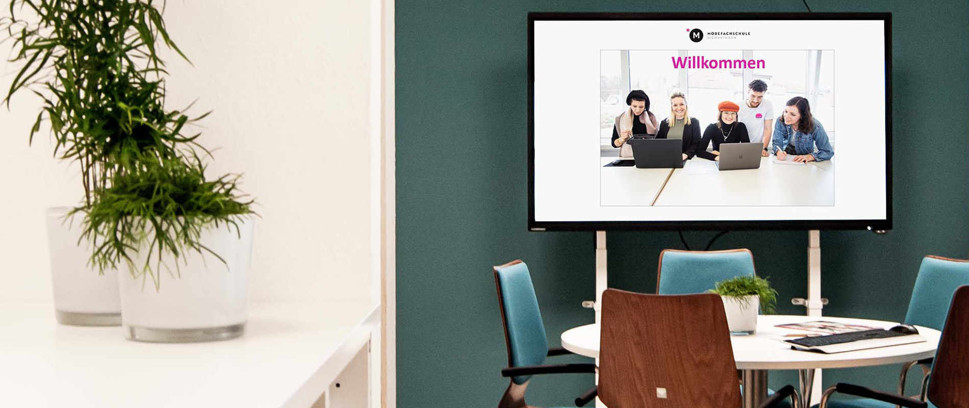 Besprechungsraum mit Willkommensbildschirm in der Modefachschule Sigmaringen