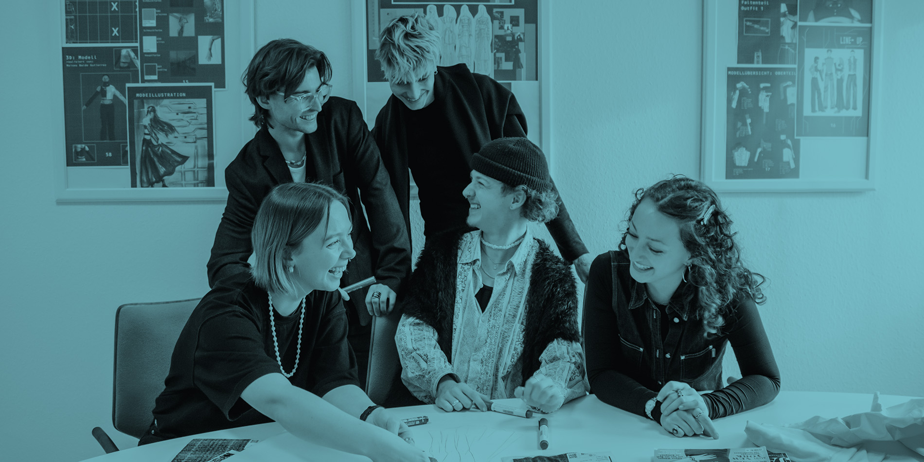 viele Schüler die miteinander etwas besprechen