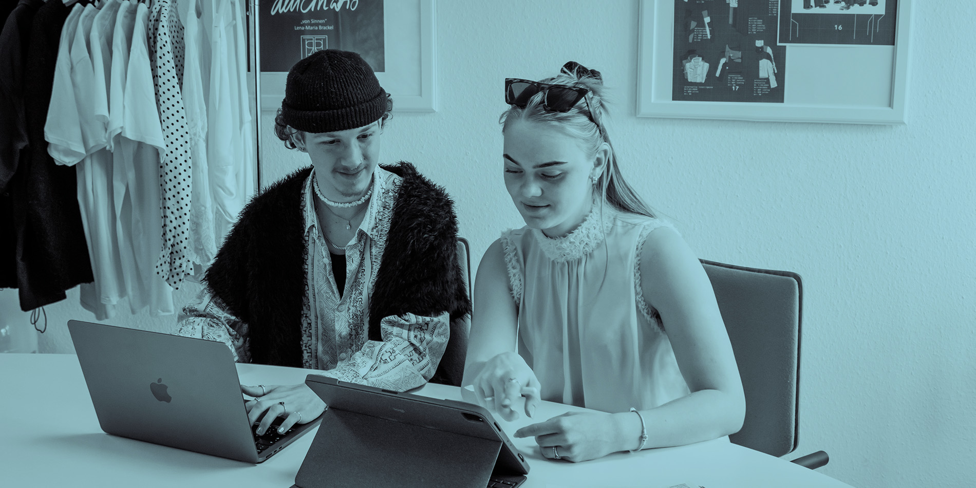 zwei Schüler die am Laptop was besprechen