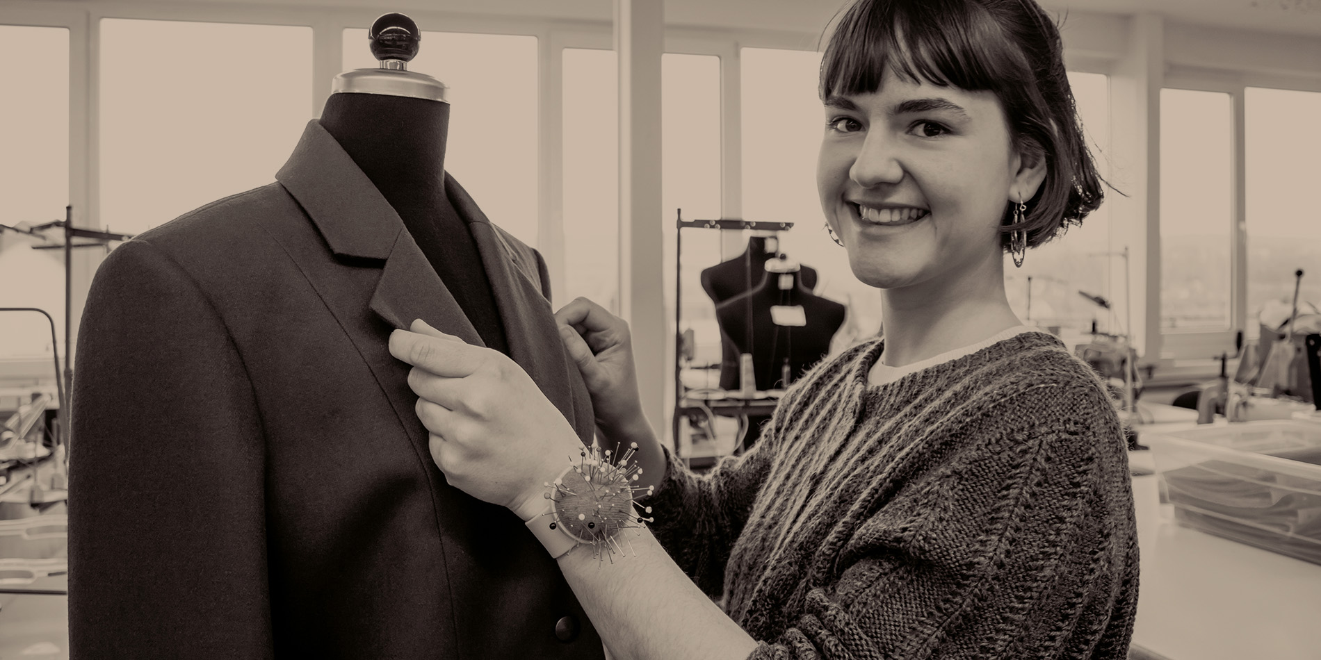 Schülerin steht an der Schneiderbüste