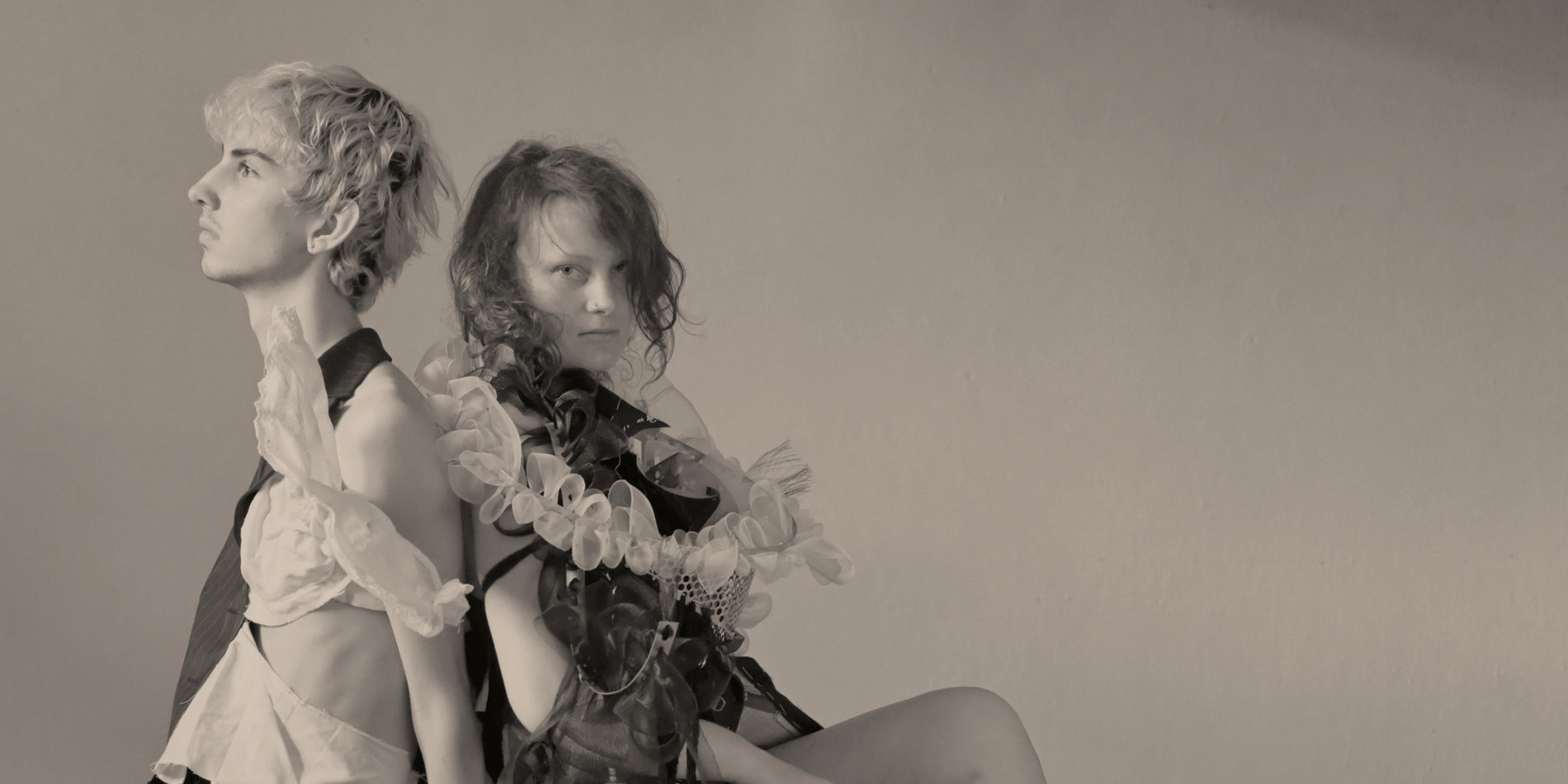 Schüler in extravaganter Kleidung sitzen Rücke an Rücken