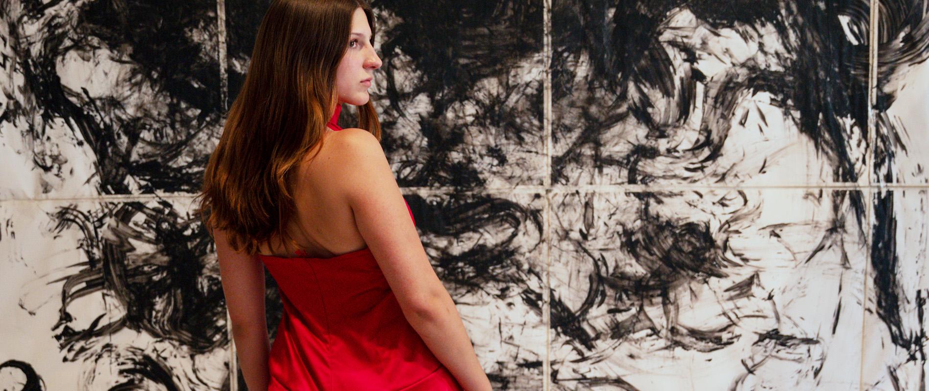 junge Frau im roten Abendkelid